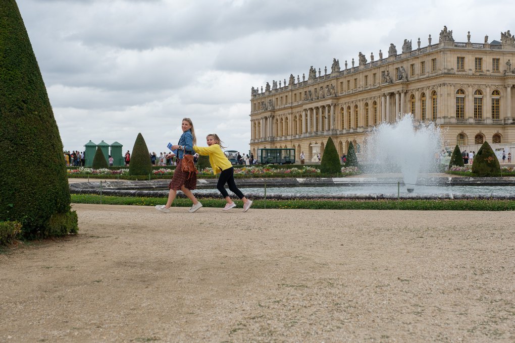 Girls in front of the Palace of Versailles