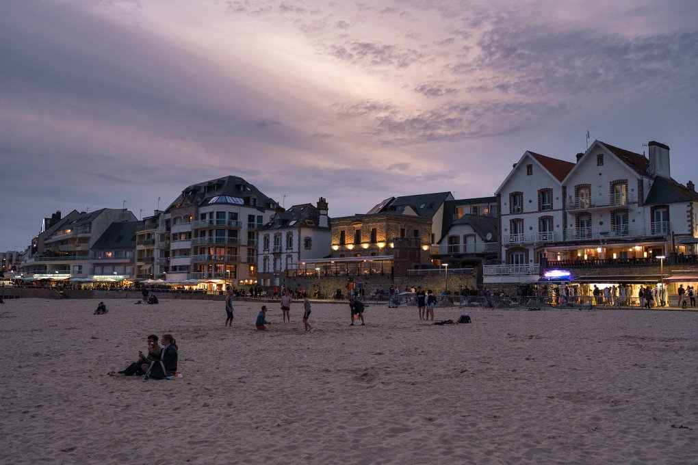 Quiberon beach at night